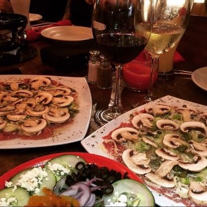 carpaccio kloster y ensalada griega 
