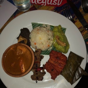 Pepian con arroz, pincho de carne con guacamole y frijol