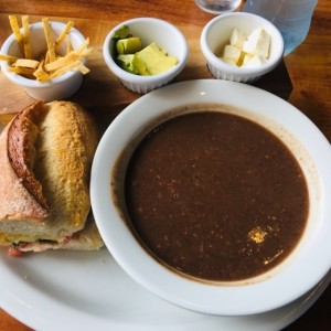 Lunch - Dos de Tres sandwitch italiano con sopa de frijol
