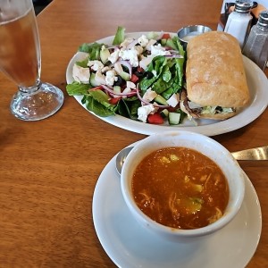 Sandwich de Birria, ensalada griega y sopa de tortilla