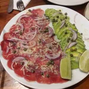 Carpaccio de lomito con aguacate