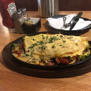omelette con tocino y salsa de queso