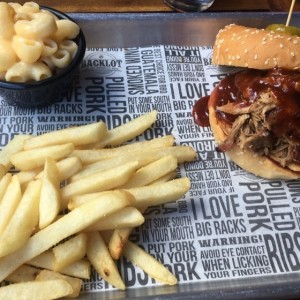 Pulled pork sandwich con papas fritas y mac n cheese