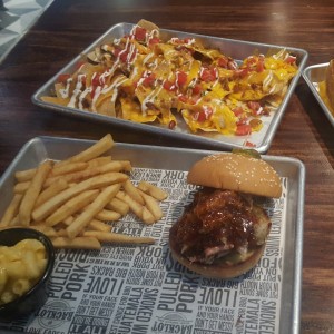 nachos y pullet pork sandwich excelente un restaurante a otro nivel, riquisimo