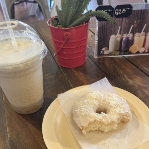 Frapuchino Caramelo, dona de coco.