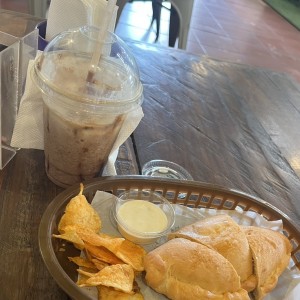 Frapuccino de chocolate y Dixie Pocket de pollo