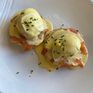 Huevos Benedictinos con Salmon