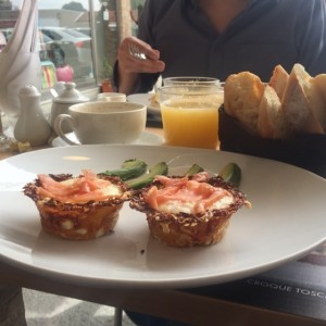 huevos en su nido