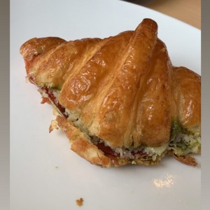 croissant con pesto, prosciutto y queso