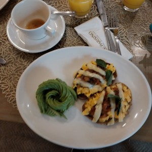 Tartine de huevo revuelto con ratatoullie