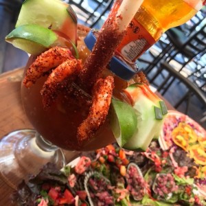 michelada La Llorona con conchas preparadas