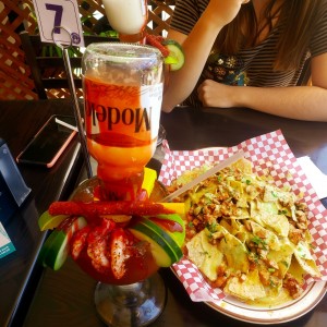 Michelada y nachos de entrada 