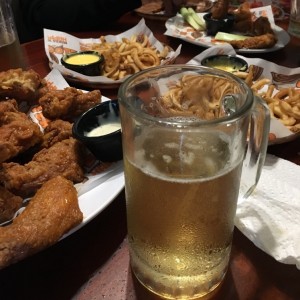 wings y papas con queso