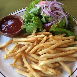papas francesas con ensalada