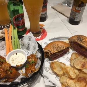 la nueva hambuerguesa y alitas picantes 