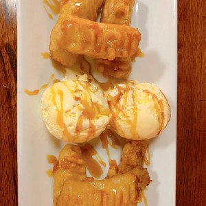 postre de banano y helado