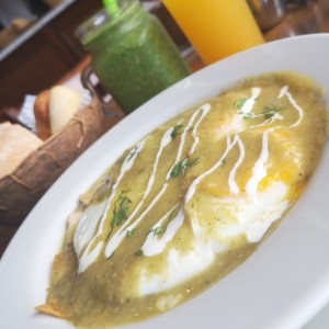 Chilaquiles de pollo con huevo estrellado