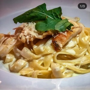 Fetuccini Alfredo con pollo