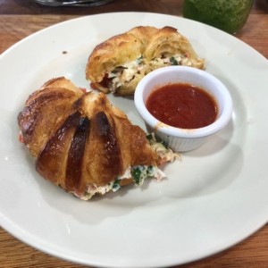 Croissants con omelette de claras de huevo queso panela y vegetales