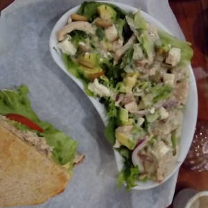 2 de 3 Tuna Sandwich y Ensalada de Aguacate y Pepitoria