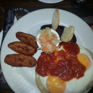 pupusas con huevos fritos