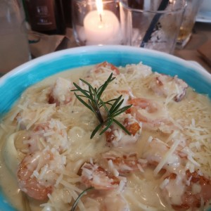 Fetuchini Alfredo con Camarones