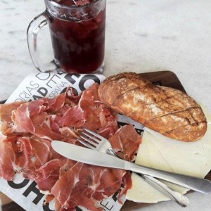 tabla jamon y queso con sangria 