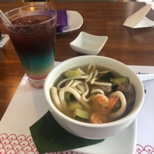 Sopa Tailandesa de Mariscos y Res