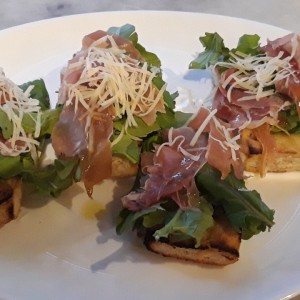 entrada de prosciutto con arugula