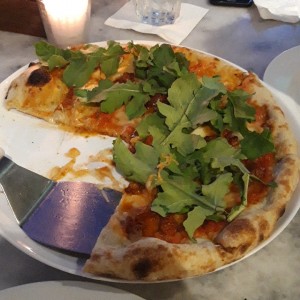 pizza de arugula, chorizo y peperoni