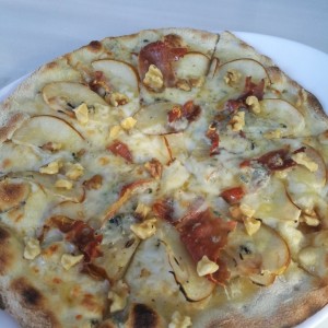 Pizza di pera y prosciutto
