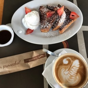Tostadas a la francesa y capuccino