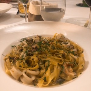pasta de mariscos al vino blanco