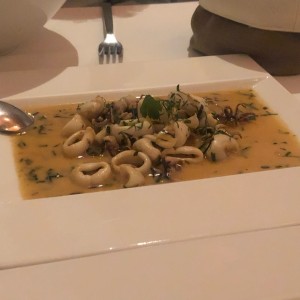 calamares al ajillo y vino blanco