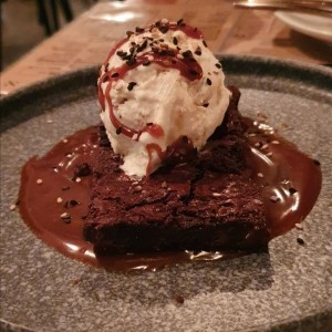Brownie con helado 