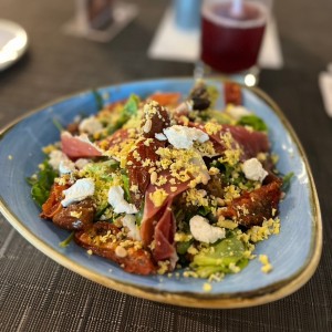 Ensalada de hinojo y hongos rostizados, queso de cabra, manzana, macadamia, vinagreta de estragón