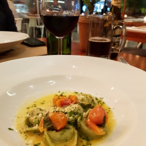 Ravioles de loroco con salsa de mantequilla, vino blanco y tomate cherry
