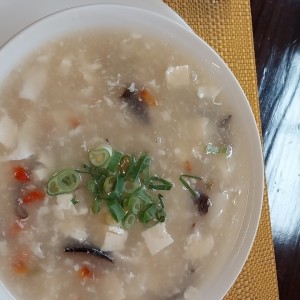 ellos le dicen sopa de mariscos. tiene tofu esta rica pero es tipo crema