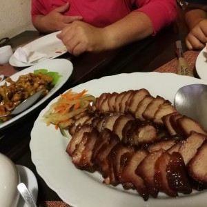 Cerdo en agridulce con salsa de la casa y pollo cantones.