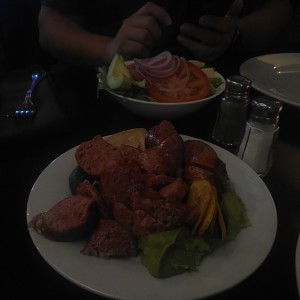 entrada de chorizo y ensalada de la casa
