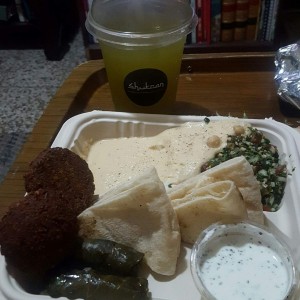 fallafels, sarma, tab ouleh, humus...linonada con hierbabuena