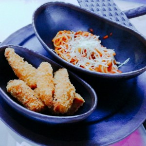 Deditos Empanizados de Pescado con Pasta (Infantil)
