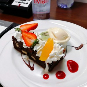 Brownie con bola de helado