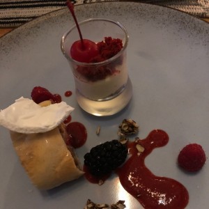 Strudel de manzana y mousse de chocolate