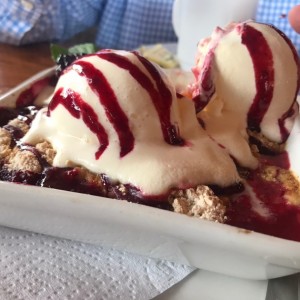 Pastel de galletas Manzanas fresas helado