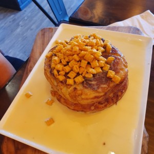 Pancakes con frutos secos caramelizados y mantequilla de nueces