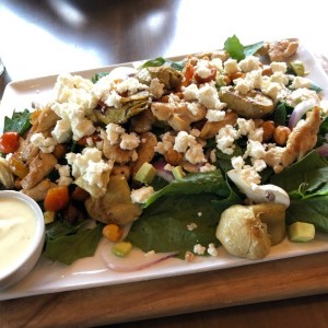 Ensalada pollo con alcachofa asada