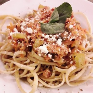 pasta de tomate con albahaca. 