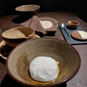 Pato con salsa de gengibre,  espuma de leche, Tortillas y frijoles. 