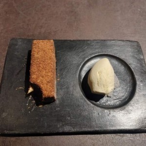 Helado de palo blanco y pastel de cacao. 